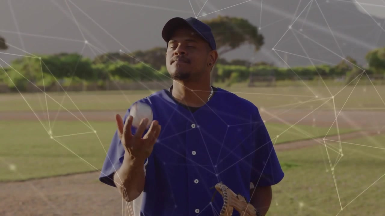 Giocatore di baseball che lancia la palla sul diamante, seguendone la traiettoria prima di prenderla con il guanto per allenamento.