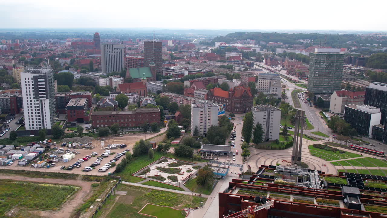 vista panorámica aérea que muestra el centro de la ciudad de gdansk durante un día soleado con bloques de apartamentos y área de vivienda