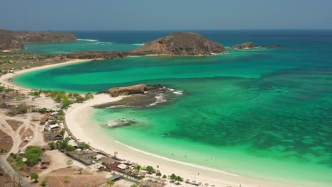 Der-Weiße-Sandstrand-Von-Tanjung-Aan-In-Lombok,-Indonesien-An-Einem-Sonnigen-Tag