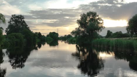 Un-Hermoso-Río-Al-Atardecer