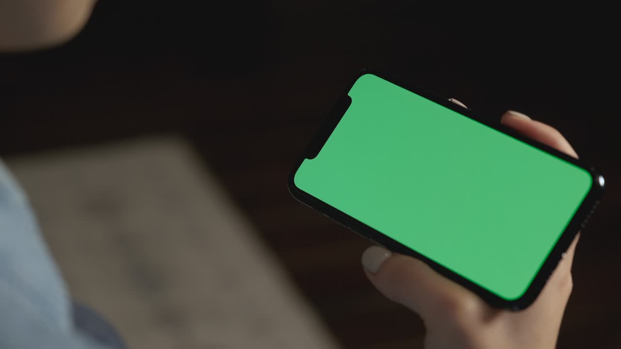 손에 스마트폰, 작은 손 움직임으로 정적 영상. 움직임을 추적하기 위해 화면에 표시