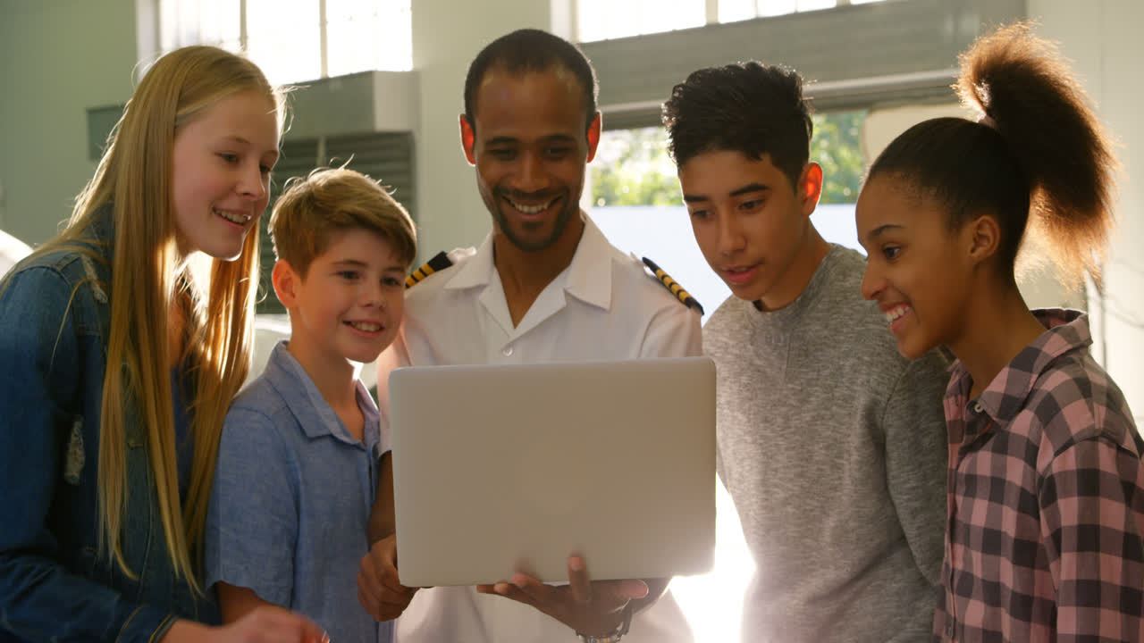 노트북 4k에서 남자 조종사 훈련 아이들