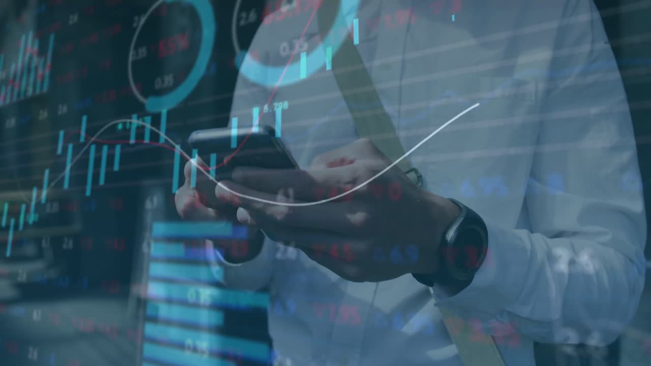 animación de múltiples gráficos y tablero de negociación sobre la sección media del hombre caucásico usando teléfono celular