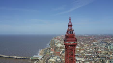 Atemberaubende-Luftaufnahme-Des-Blackpool-Tower-Am-Preisgekrönten-Strand-Von-Blackpool,-Einem-Sehr-Beliebten-Touristenort-Am-Meer-In-England,-Großbritannien,-Großbritannien