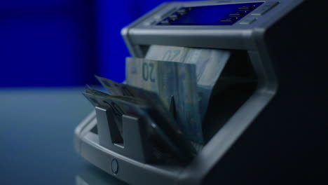 billetes de euro procesados por una máquina de conteo