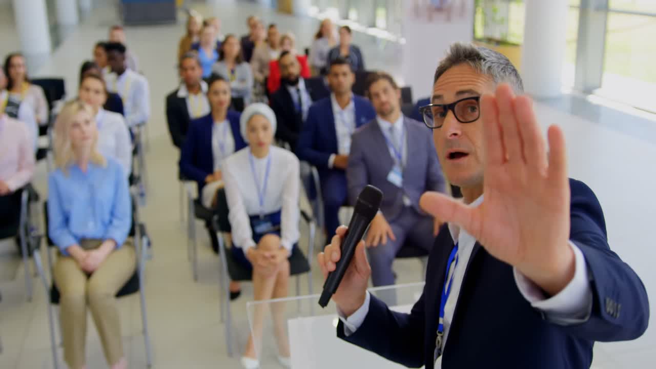 orador caucásico hablando en un seminario de negocios 4k