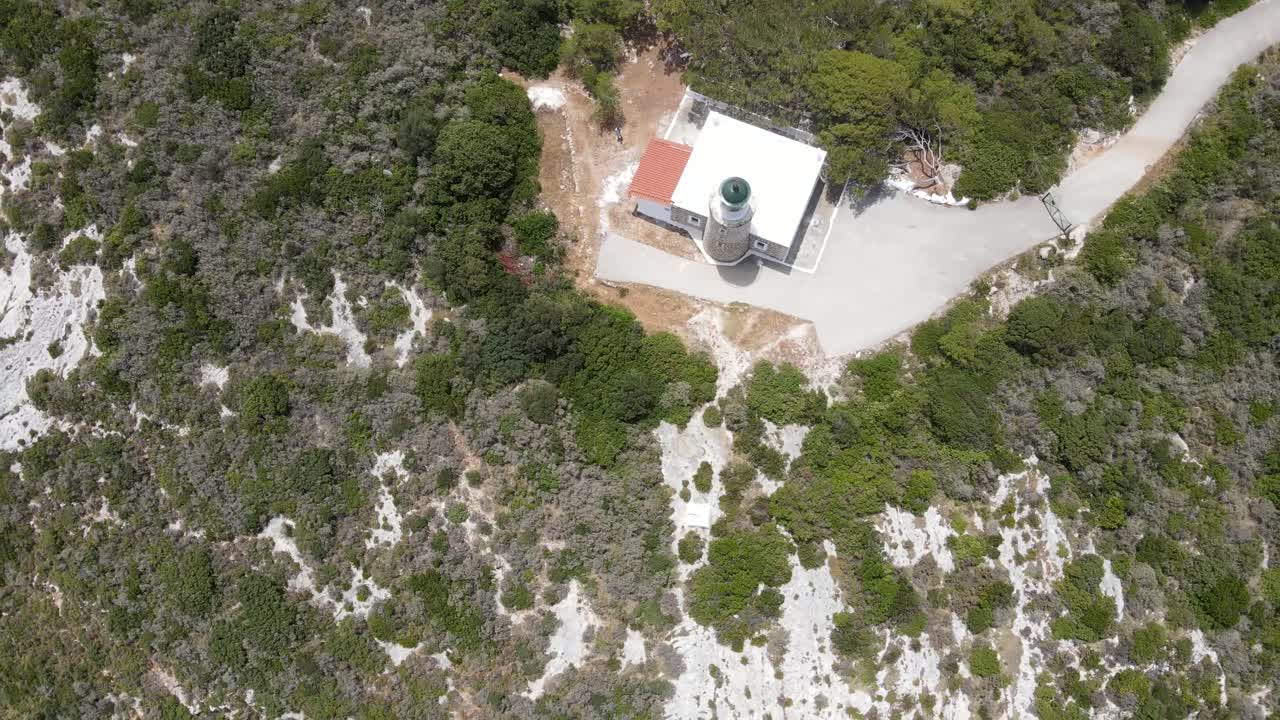 상징적인 그리스 자킨토스 섬의 푸른 동굴 근처에 있는 유명한 스키나리 등대의 공중 조감도