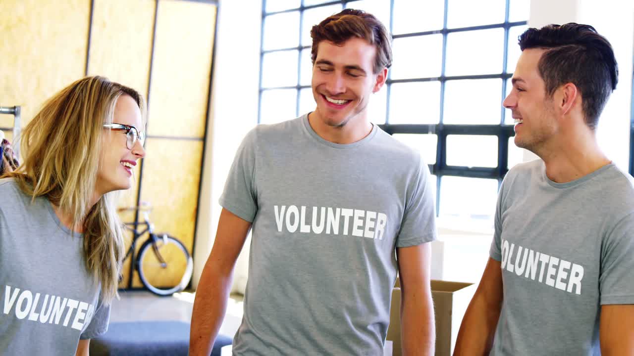 volontari felici che interagiscono tra loro
