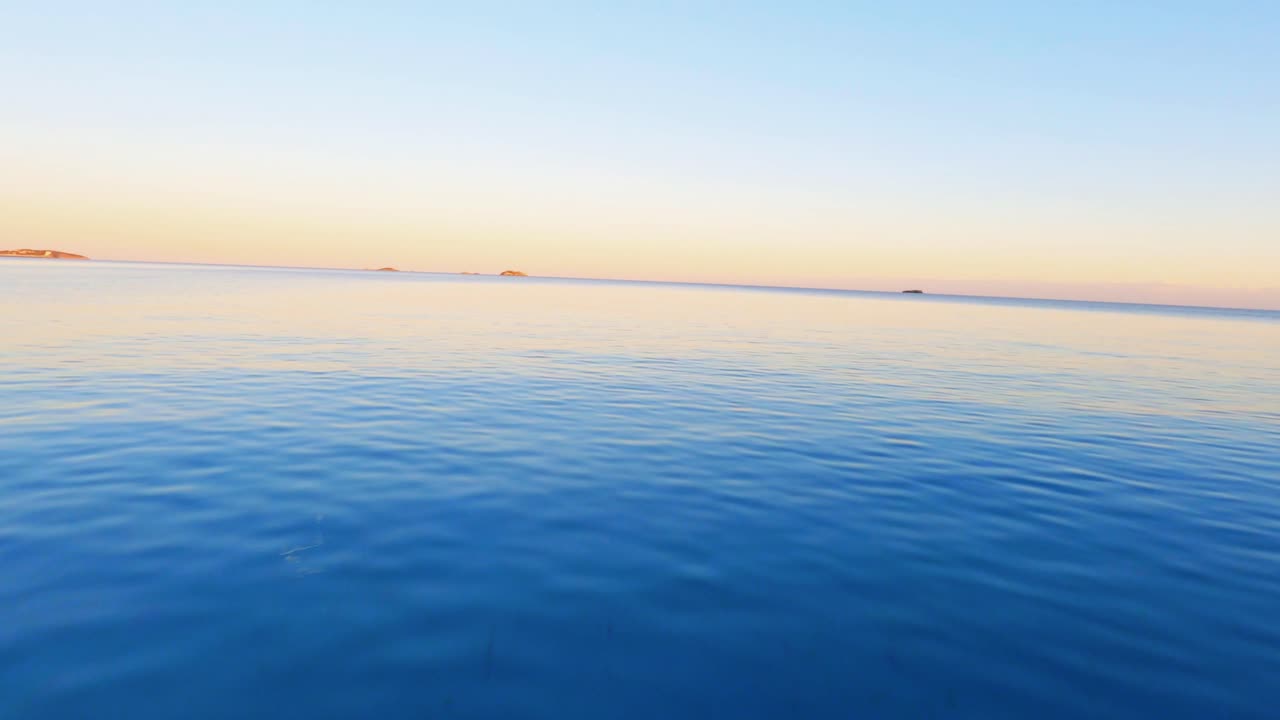 fpv 공중 드론 이 해변 과 지중해 의 파란 물 위 를 날아다니고 있다