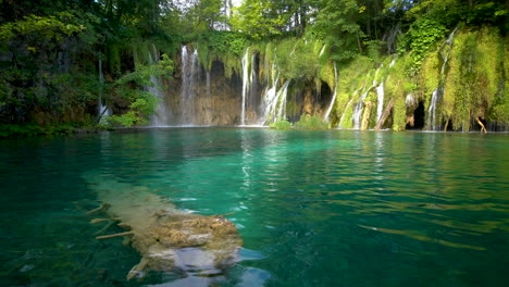 cascata nei laghi di plitvice, in croazia.