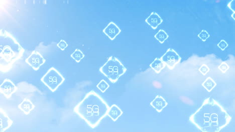 5g 네트워크 상징은 구름과 함께 파란 하늘 위에서 애니메이션됩니다.