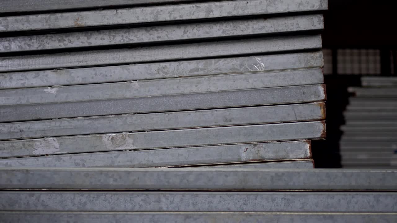 건설 현장에서 건설을 위해 끔하게 쌓인 금속 재료.