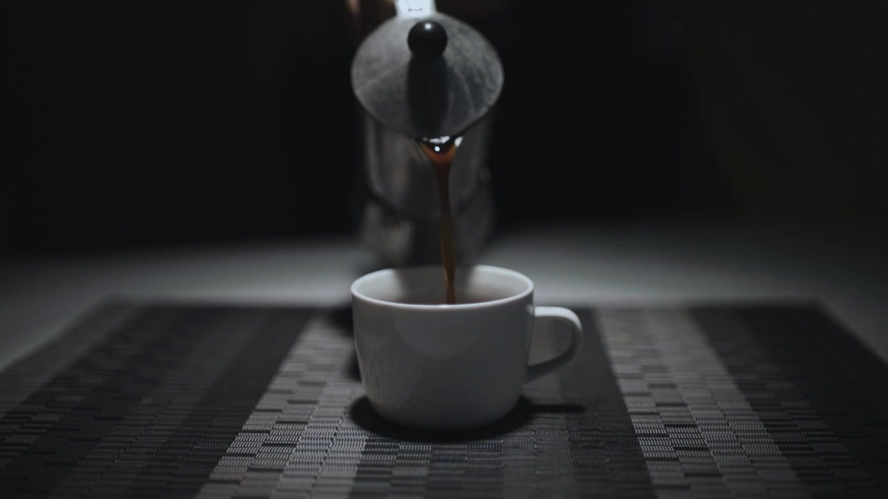 Servindo Café em Xícara na Bancada