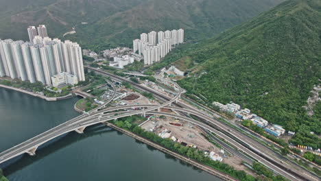 complicada intersección de carreteras en shatin ma liu shui, hong kong, vista aérea.