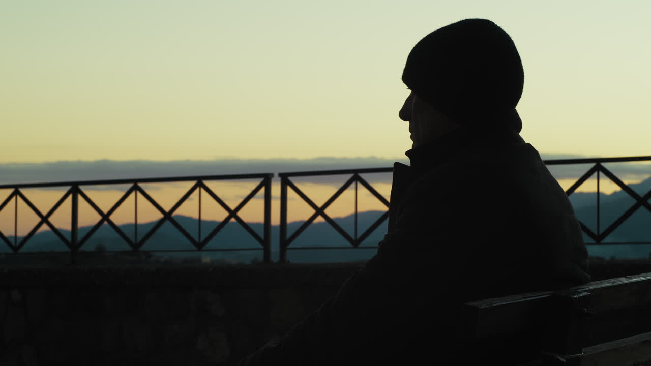 은퇴 후 시간의 흐름을 지켜보는 벤치에 앉아있는 남자의 실루