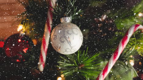 nieve cayendo con decoraciones de navidad