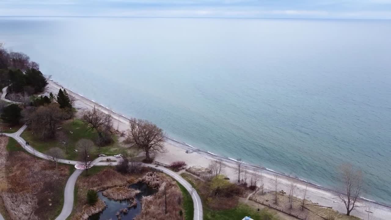 беспилотник на орбите над дорожкой у озера в районе аякса весной