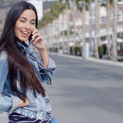 mujer joven atractiva de moda en un traje de mezclilla