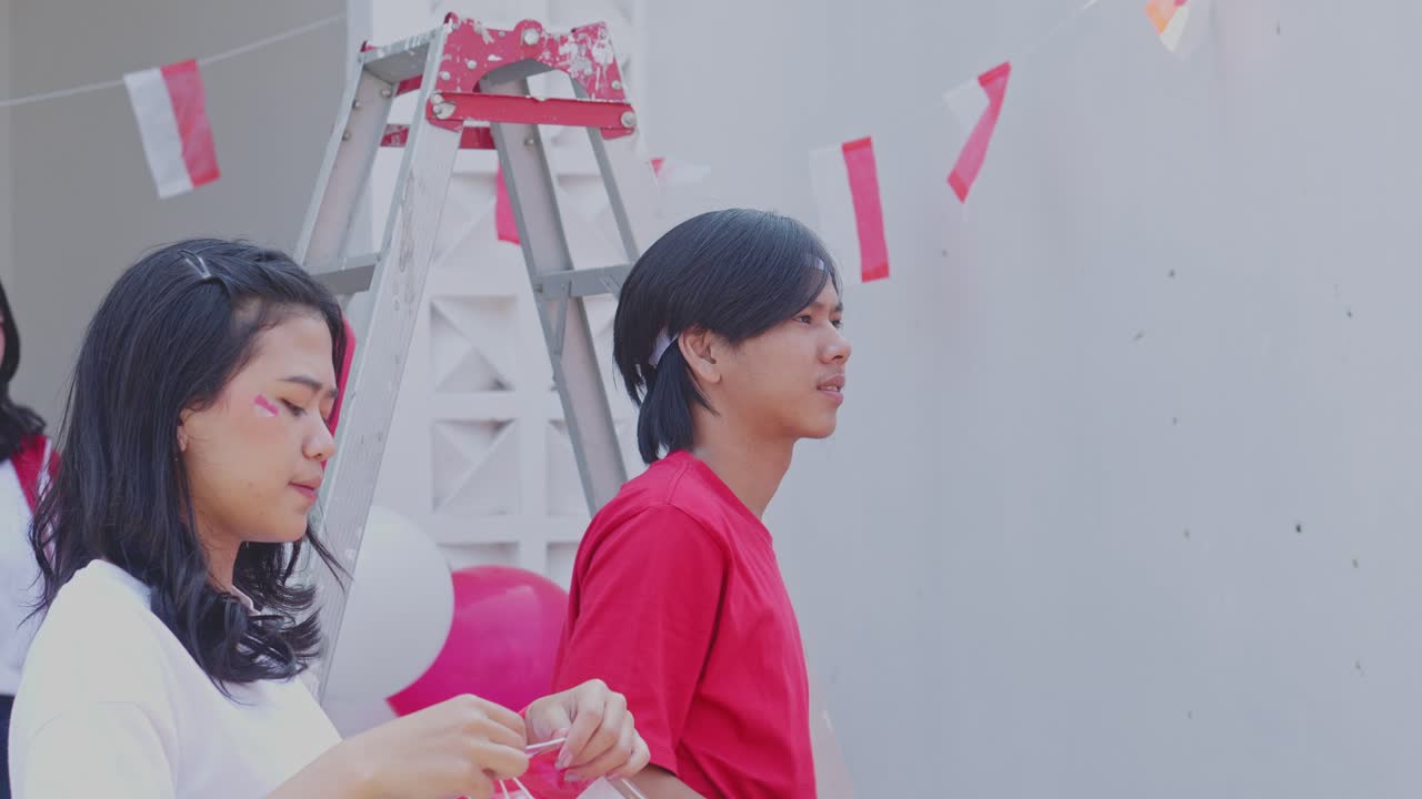 집 에서 독립 의 날 을 위해 준비 하는 사람 들 의 집단