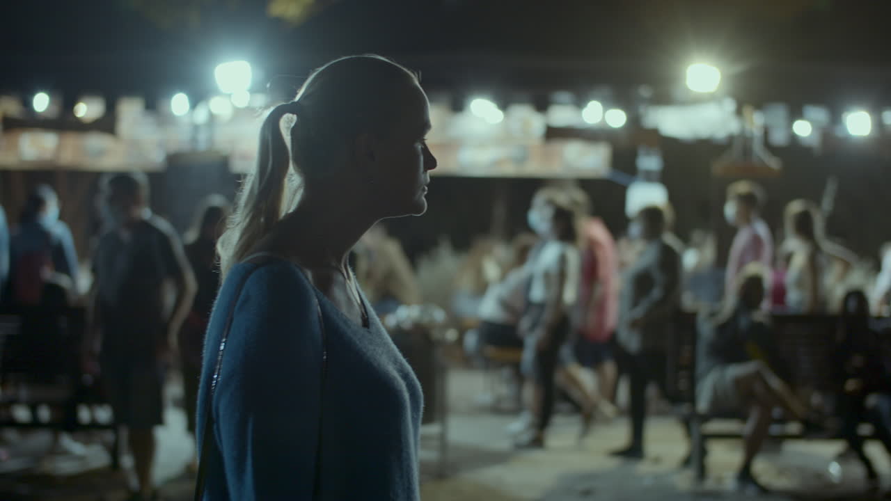 una chica camina por la ciudad por la noche