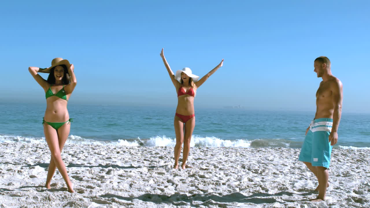 예쁜 남자가 프리스비처럼 친구 모자를 던지고