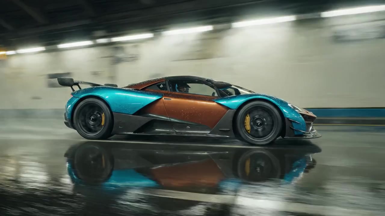 En imponerende hyperbil suser gennem en svagt oplyst tunnel og fremviser sit strømlinede design og dynamiske farver med en fantastisk fremvisning af bevægelse og flydende.