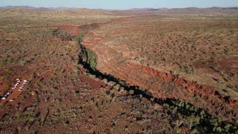 Hohe-Vogelperspektive-Bei-Sonnenuntergang-über-Der-Dales-Gorge-In-Karijini,-Westaustralien