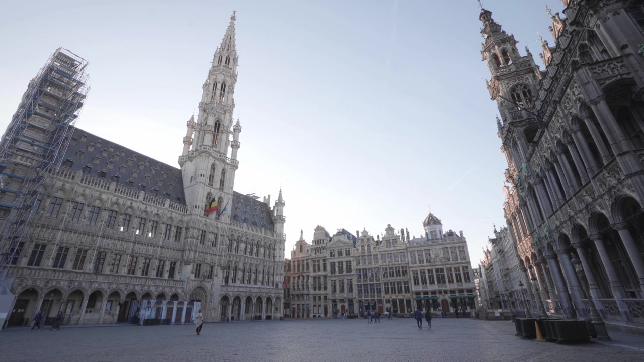 Il Coronavirus colpisce la capitale del Belgio, Bruxelles. La Grand Place è quasi vuota. Tutti restano a casa. Le strade di Bruxelles sono silenziose. Solo pochi turisti sono ancora presenti