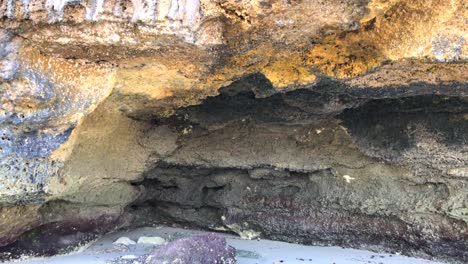 gran cueva en la playa de green bowl en uluwatu bali indonesia