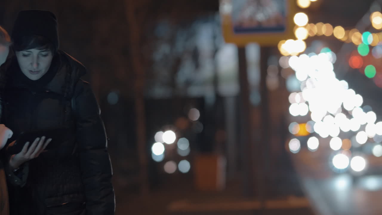 야간 대도시에서 패드와 함께 여성