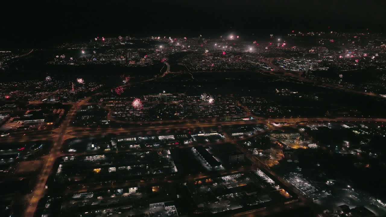 espectáculo de fuegos artificiales nocturnos sobre la ciudad, tiro ancho estable