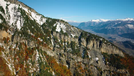 derborence y el valle del ródano con la ciudad de sion, valais, suiza - fotografía aérea