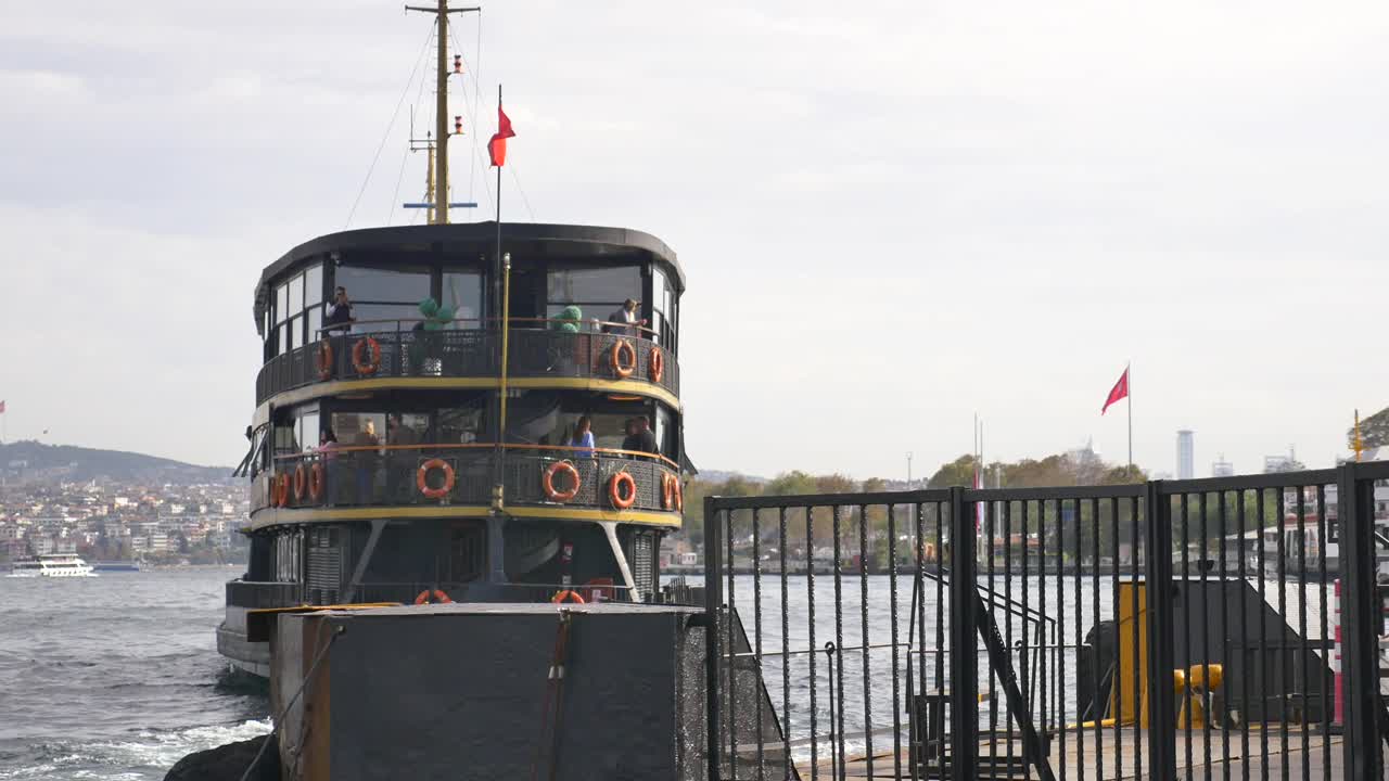 un ferry atracado en un puerto de estambul, turquía