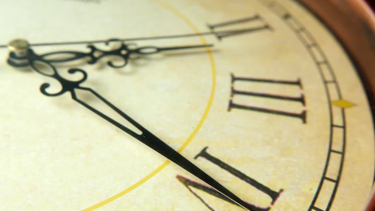 Quadrante dell'orologio con numeri romani e lancette nere che indicano le due e venti.