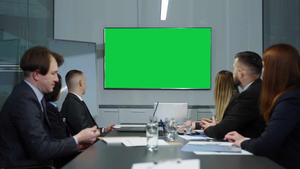 비즈니스 파트너와의 텔레컨퍼런스에서 사무실에서 녹색 화면