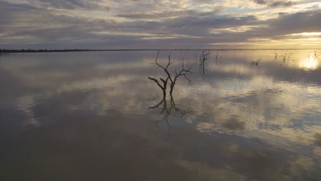 Hermosas-Visiones-Del-Atardecer,-Lagos-Menindee,-Nsw,-Australia