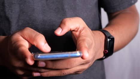 persona que utiliza un teléfono inteligente