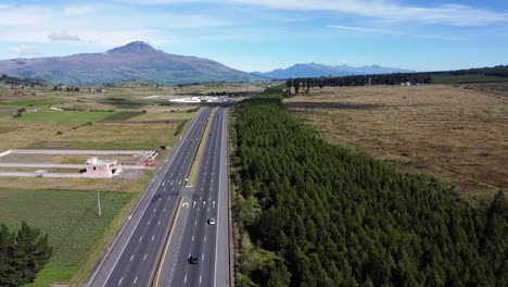 la autopista panamericana sur e35 conduce a las montañas volcánicas andinas de los illinas.