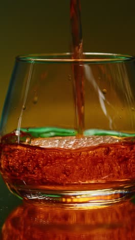 whisky in ein glas gießen