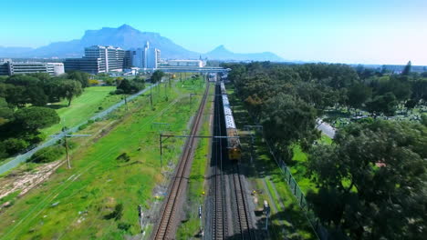 tren que pasa por un área suburbana
