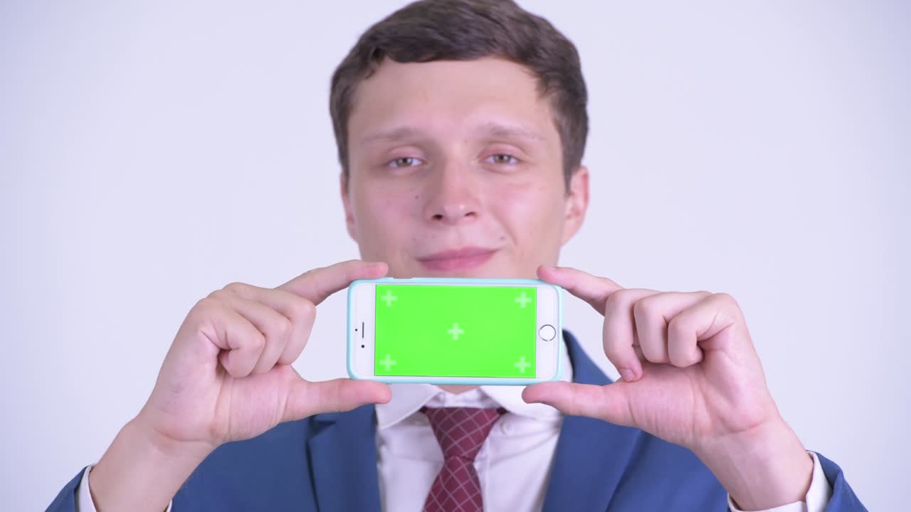 행복한 젊은 잘생긴 사업가와 전화