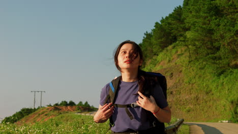 Retrato-De-Una-Hermosa-Modelo-Femenina-Asiática-Que-Viaja-Sola-Caminando-Con-Su-Mochila-Durante-Un-Día-Soleado-En-Cámara-Lenta