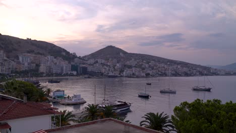 Lapso-De-Tiempo-Del-Amanecer-Temprano-En-La-Mañana-En-La-Hermosa-Ciudad-Portuaria-Con-Barcos