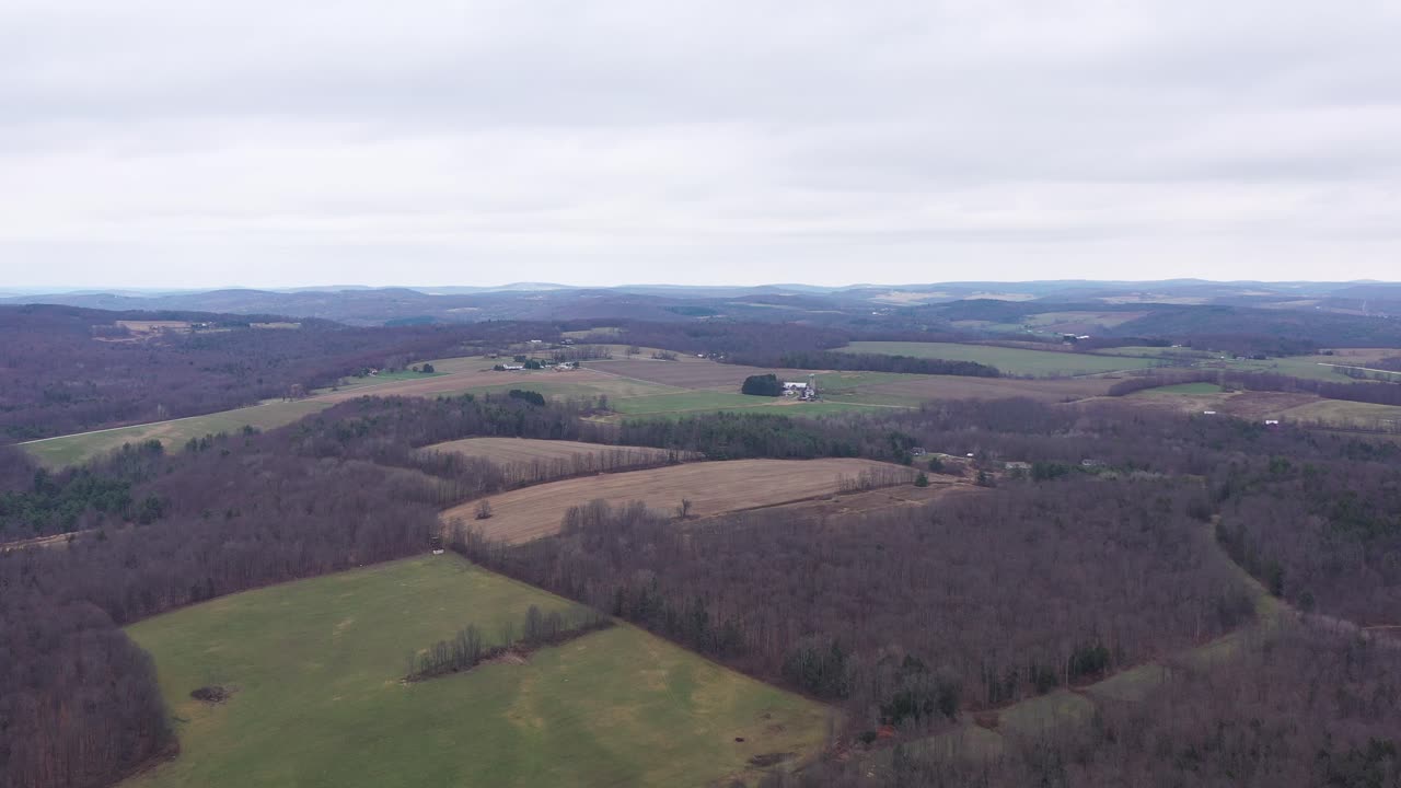 parches de bosque y campos que hacen que el paisaje de pensilvania parezca una manta a cuadros