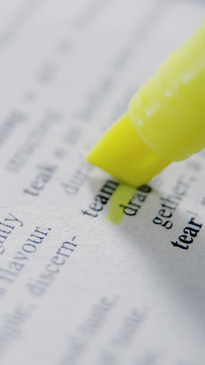 primer plano de la pluma marcadora que resalta el texto