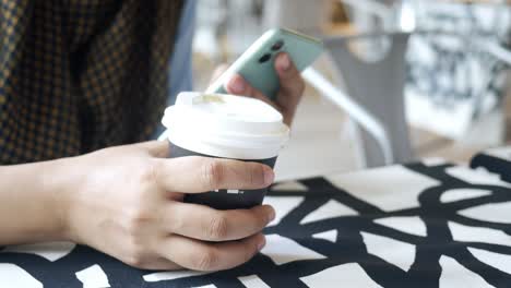 Frauen-Halten-Smartphone-Und-Kaffeetasse-In-Der-Hand,
