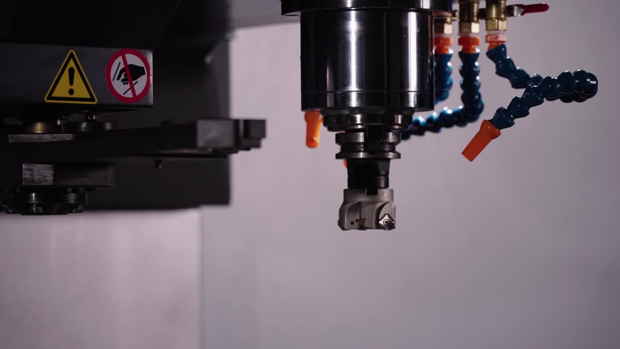 cnc 기계가 부품을 교체합니다.