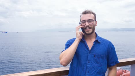 un uomo che parla al telefono sul traghetto.