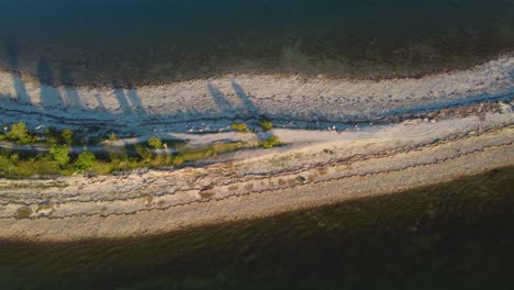 Vista-Aérea-De-Drones:-Icónico-Istmo-En-La-Playa-De-La-Isla-De-Hiiumaa