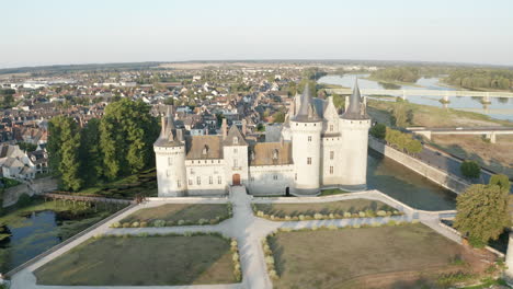 Luftdrohnenperspektive-Des-Chateau-De-Sully-sur-Loire-In-Frankreich